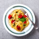 fettuccine-pasta-with-cherry-tomatoes-and-basil-EG4982R